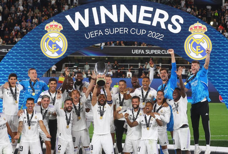© Reuters. Ago10, 2022 
Foto del miércoles  del capitán del Real Madrid Karim Benzema celebrando con sus compañeros tras ganar la Supercopa de Europa. 
REUTERS/Kai Pfaffenbach