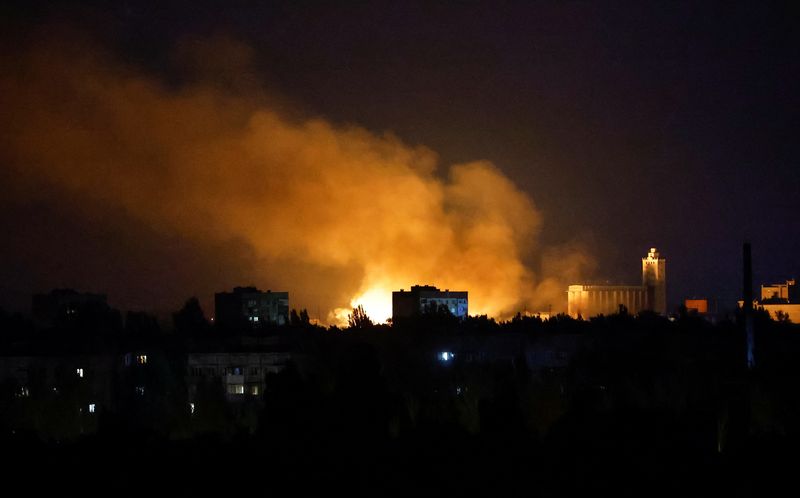 &copy; Reuters. دخان يتصاعد بعد قصف مصنع خمور مع استمرار الغزو الروسي الأوكراني في مدينة دونيتسك يوم الأربعاء. تصوير: ألكسندر إرموشينكو - رويترز.