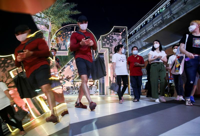 &copy; Reuters. FILE PHOTO: People visit shopping center to celebrate New Year Eve during the coronavirus disease (COVID-19) outbreak in Bangkok, Thailand December 31, 2020. REUTERS/Soe Zeya Tun