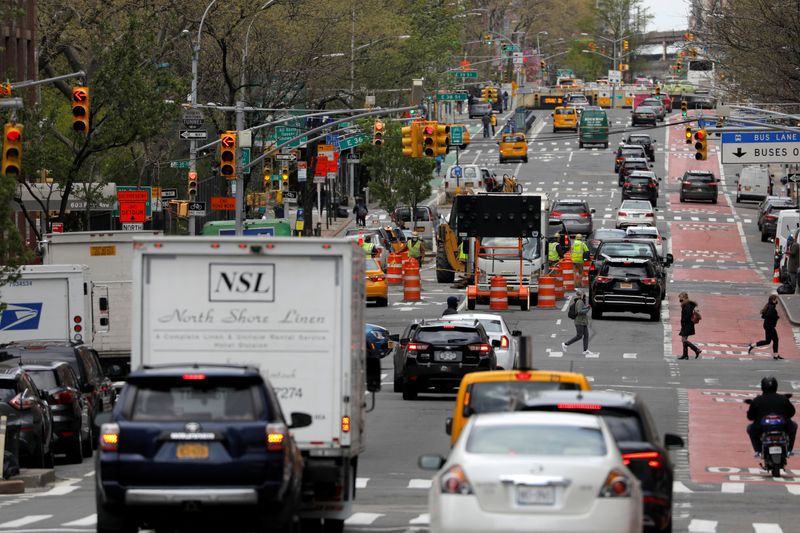 &copy; Reuters. 米ニューヨーク市は来年後半にも、１日最大２３ドルの渋滞料金を導入する可能性がある。マンハッタンで昨年４月撮影。（２０２２年　ロイター/Andrew Kelly/File Photo）