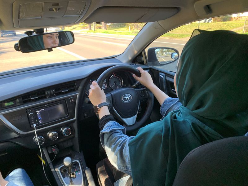 &copy; Reuters. اللاجئة الأفغانية سحر عزيزي التي وصلت مؤخرا إلى استراليا خلال الدرس الثاني لتعلم قيادة السيارات في سيدني يوم الثاني من أغسطس آب 2022. تصوير: س