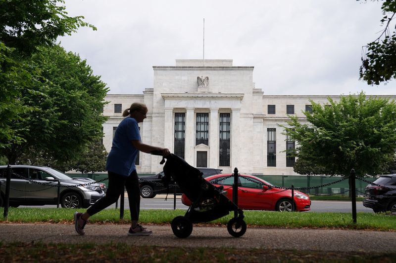 &copy; Reuters. FOTO DE ARCHIVO. Una persona camina frente a la sede de la Reserva Federal, en Washington DC, Estados Unidos. 14 de junio de 2022. REUTERS/Sarah Silbiger
