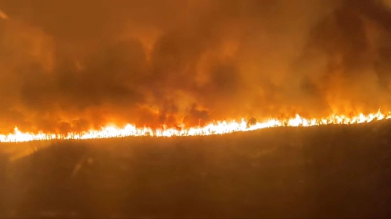 &copy; Reuters. Llamas y humo de un incendio en Hostens, en la región de Gironda, Francia, en esta imagen obrenida de un vídeo cedido el 9 de agosto de 2022. Sdis33 a través de Facebook/ Cedida a través de REUTERS