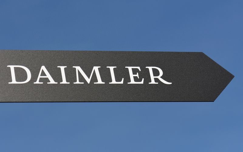 &copy; Reuters. Daimler Truck a fait état jeudi d'une hausse de 15% de son bénéfice avant intérêts et impôts au deuxième trimestre, à 1,01 milliard d'euros, dépassant de loin les attentes des analystes grâce à une forte demande et à des effets de change posit