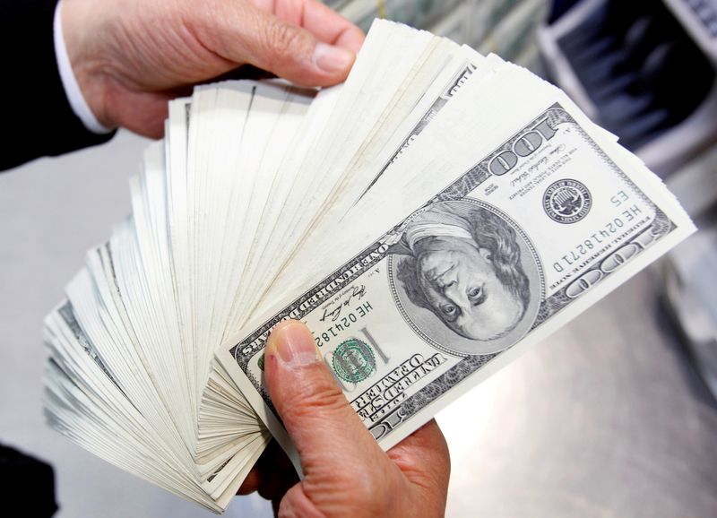 &copy; Reuters. موظف يعد أوراقا مالية فئة مئة دولار أمريكي في سول بصورة من أرشيف رويترز.