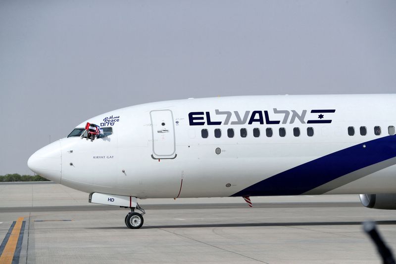 © Reuters. FILE PHOTO: The Israeli flag carrier El Al's airliner carrying Israeli and U.S. delegates lands at Abu Dhabi International Airport, United Arab Emirates August 31, 2020. WAM/Handout via REUTERS 