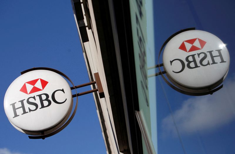 © Reuters. FILE PHOTO: A branch of HSBC bank is seen, in central London August 3, 2009.     REUTERS/Stefan Wermuth/File Photo