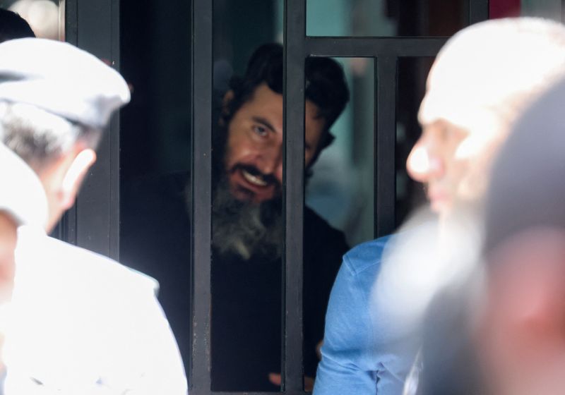 © Reuters. رجل قالت قوات الأمن إنه مسلح يحتجز رهائن ويطالب بالحصول على ودائعه البنكية في بنك فدرال لبنان في الحمراء يوم الخميس. تصوير: محمد عزاقير - رويترز