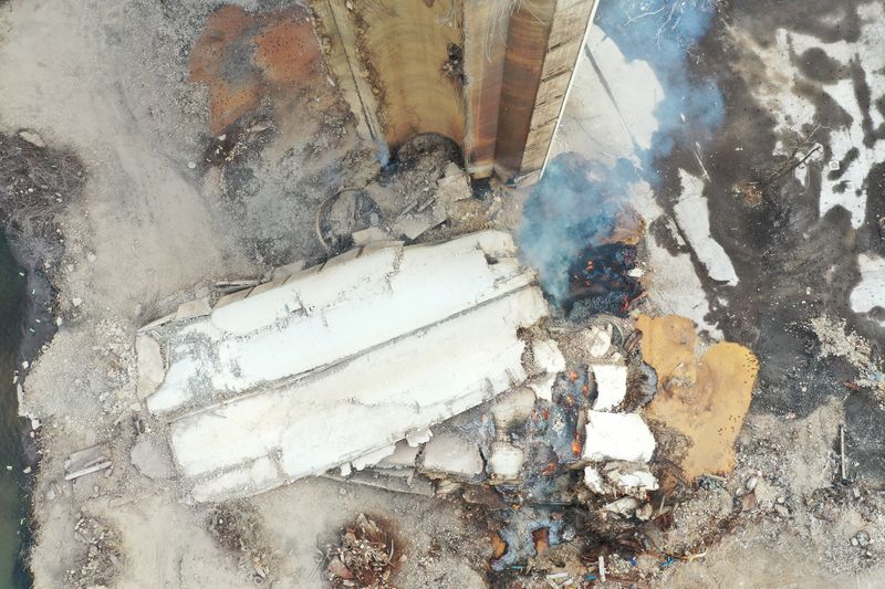 &copy; Reuters. دخان يتصاعد من جزء انهار حديثا من صوامع حبوب بيروت، والتي تدمرت في انفجار وقع في أغسطس آب 2020 بعد مرور عامين على الانفجار، في بيروت يوم الرابع