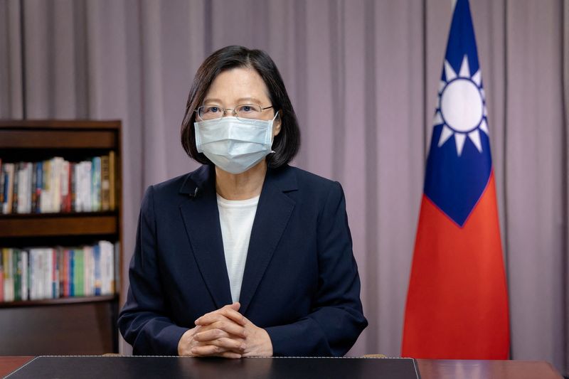&copy; Reuters. La presidenta de Taiwán, Tsai Ing-wen, hace unas declaraciones grabadas sobre los ejercicios militares con fuego real que China está llevando a cabo en las zonas cercanas a Taiwán, en este folleto publicado el 4 de agosto de 2022. Oficina presidencial 