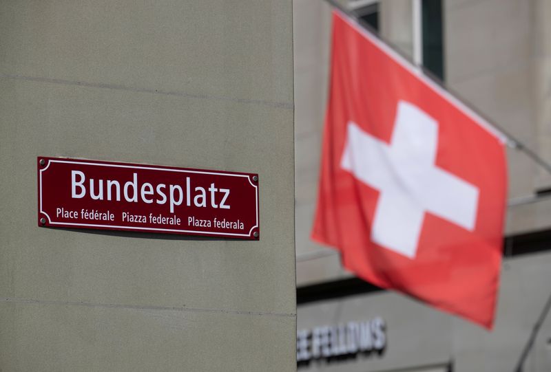 &copy; Reuters. FOTO DE ARCHIVO: Una bandera nacional suiza ondea detrás de una placa que señala la plaza Bundesplatz en Berna (Suiza) el 2 de mayo de 2022. REUTERS/Arnd Wiegmann