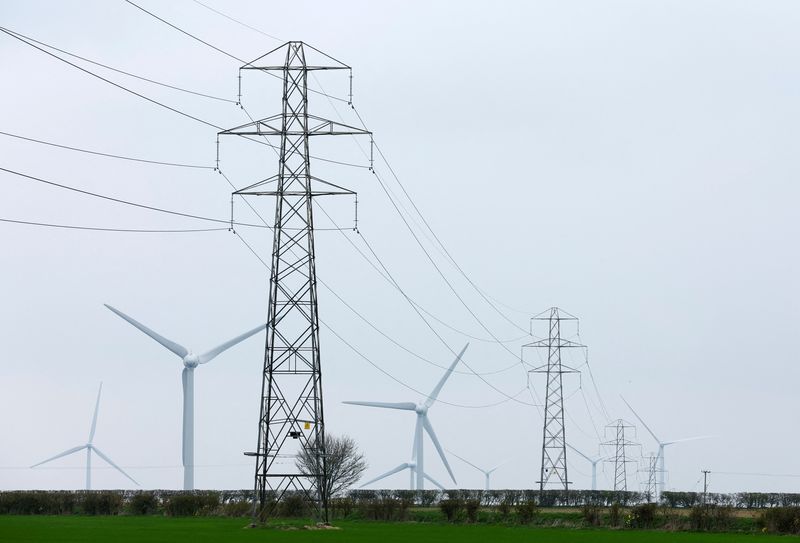 &copy; Reuters. FILE PHOTO: Wind turbines and electricity pylons are seen in Finedon, Britain, March 30, 2022. REUTERS/Andrew Boyers