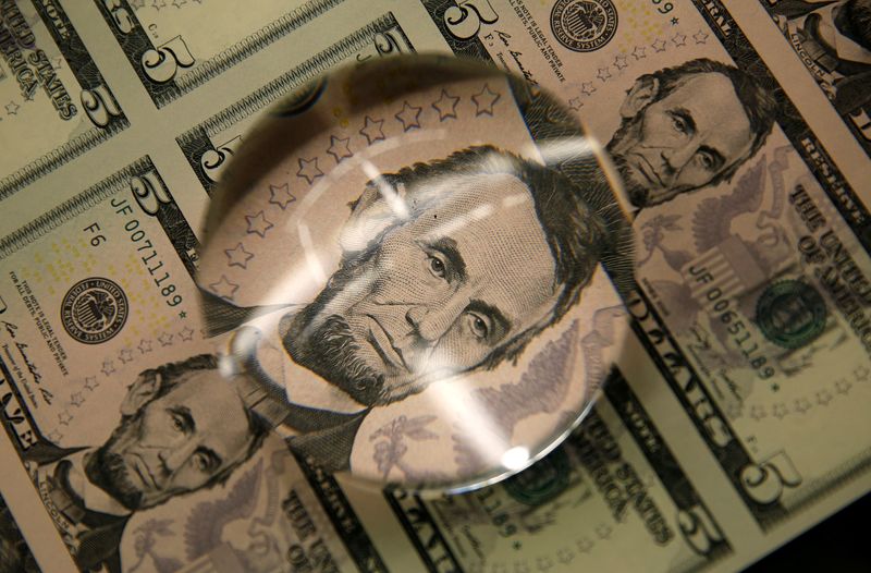 Dollar Extends Fall as Traders Pull Bets on Rate Hikes