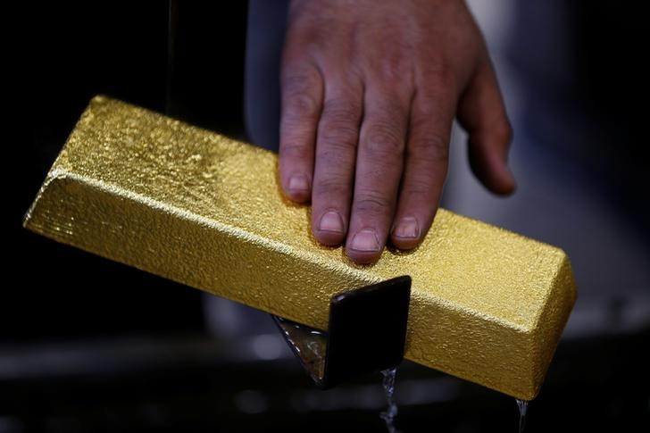 &copy; Reuters. Imagen de archivo de un operario revisando un lingote de oro en la refinería de metales Ahlatci de la ciudad anatolia de Corum, Turquía. 11 mayo 2017. REUTERS/Umit Bektas