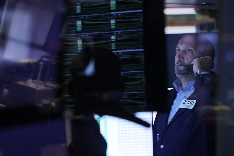 © Reuters. A trader works on the trading floor at the New York Stock Exchange (NYSE) in Manhattan, New York City, U.S., August 8, 2022. REUTERS/Andrew Kelly