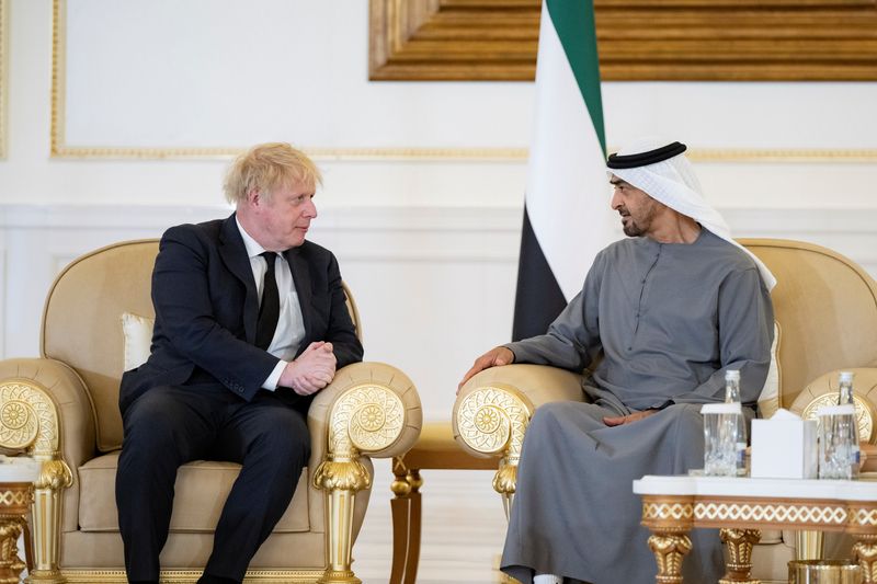 &copy; Reuters. رئيس الوزراء البريطاني بوريس جونسون يقدم التعازي لرئيس الإمارات الشيخ محمد بن زايد آل نهيان في وفاة الشيخ خليفة بن زايد في أبوظبي يوم 15 مايو
