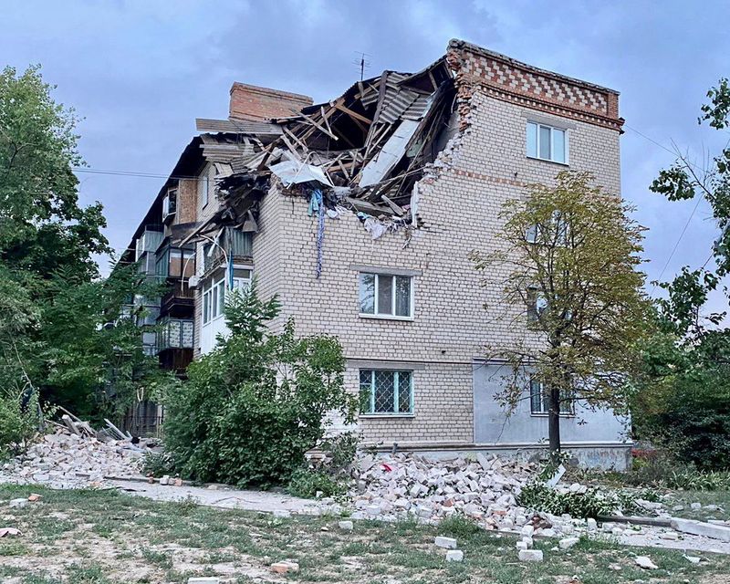 &copy; Reuters. مشهد يظهر مبنى سكنيا تضرر من ضربة عسكرية روسية في موقع ببلدة نيكوبول في منطقة دنيبروبتروفسك بأوكرانيا يوم الخميس. صورة لرويترز من المكتب ال