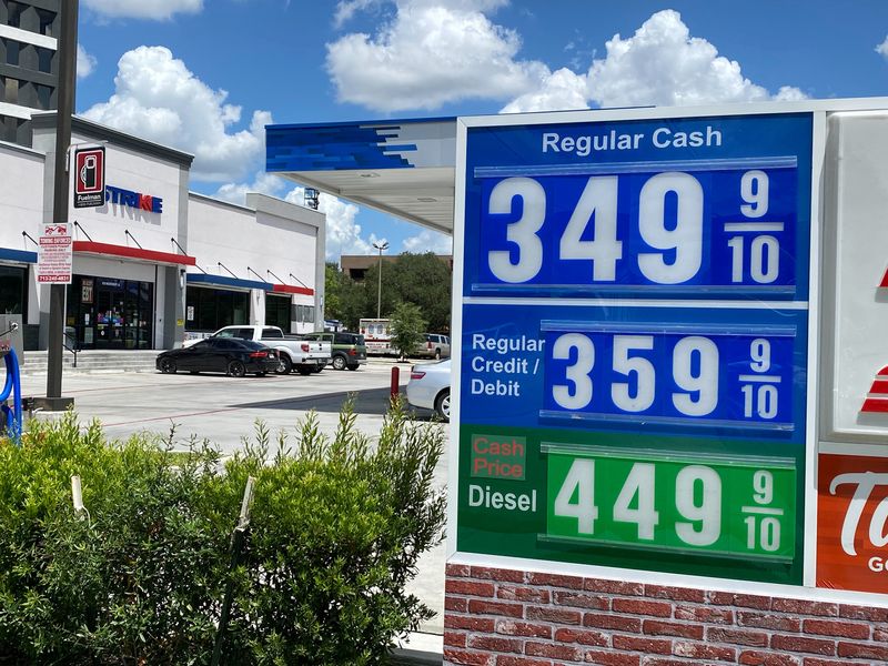 © Reuters. A service station advertises the price of regular unleaded gasoline at approximately $3.50 a gallon in Houston, Texas, U.S.  August 9, 2022. REUTERS/Gary McWilliams