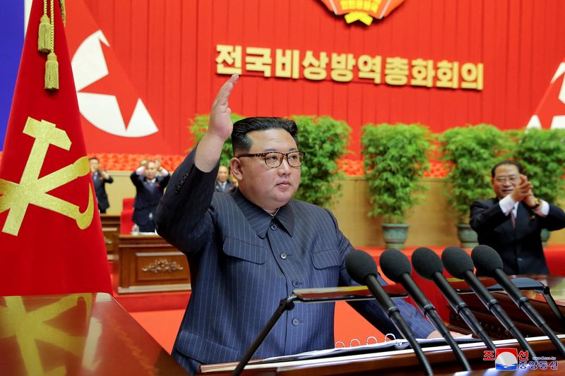 &copy; Reuters. Líder da Coreia do Norte, Kim Jong-un, durante encontro sobre medidas contra a Covid-19, em Pyongyang, Coreia do Norte
10/08/2022 Agência de Notícias Central da Coreia (KCNA)/KCNA via REUTERS    