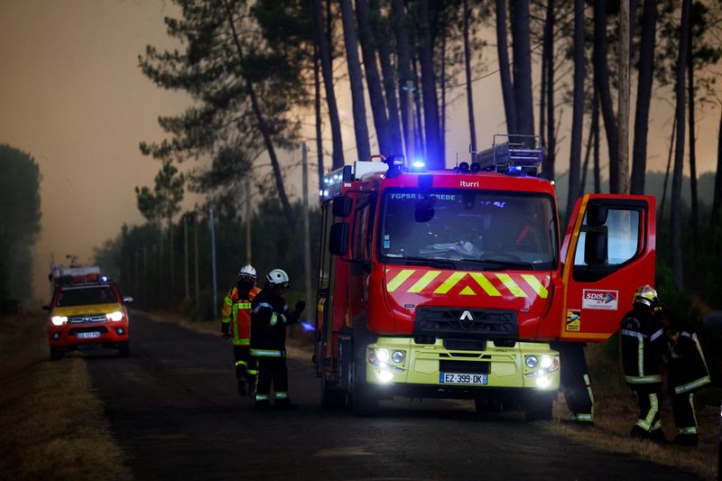 &copy; Reuters. Des renforts européens doivent commencer à arriver ce jeudi en France, où les pompiers sont mobilisés contre une série sans précédent d'incendies dans plusieurs régions, tandis que le gouvernement a affiché en Gironde sa détermination à agir "s