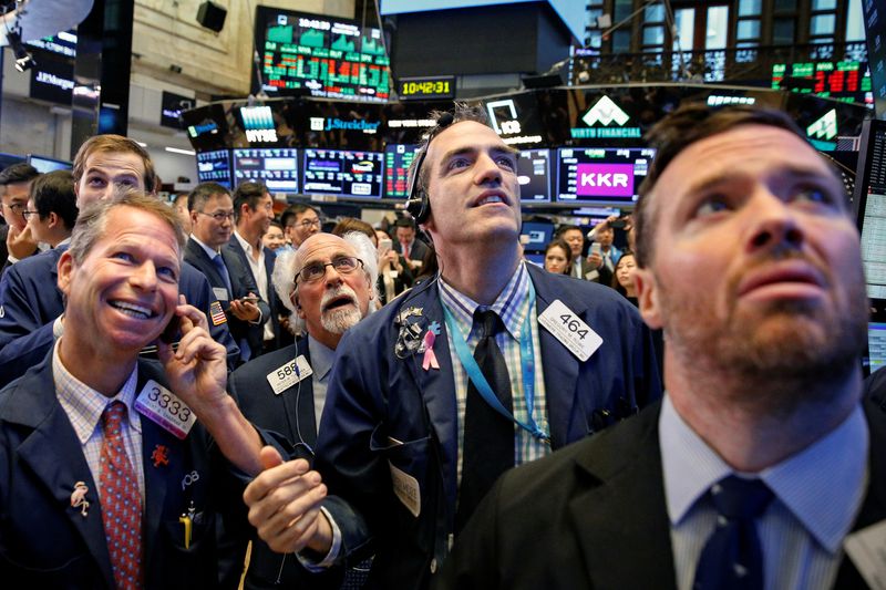 &copy; Reuters. La Bourse de New York est en hausse jeudi dans les premiers échanges. Environ 15 minutes après l'ouverture, l'indice Dow Jones gagne 0,67%. /Photo d'archives/REUTERS/Brendan McDermid