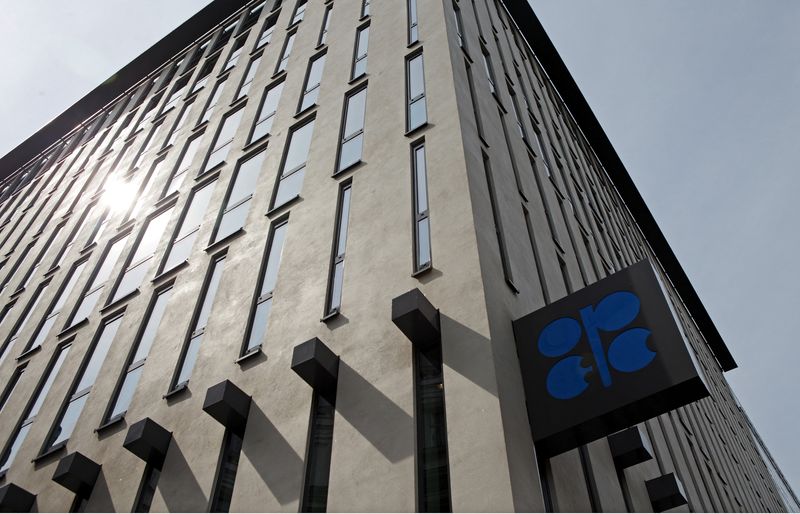 © Reuters. FILE PHOTO: The logo of the Organization of the Petroleum Exporting Countries (OPEC) is pictured at its headquarters in Vienna, Austria, August 21, 2015. REUTERS/Heinz-Peter Bader/File Photo