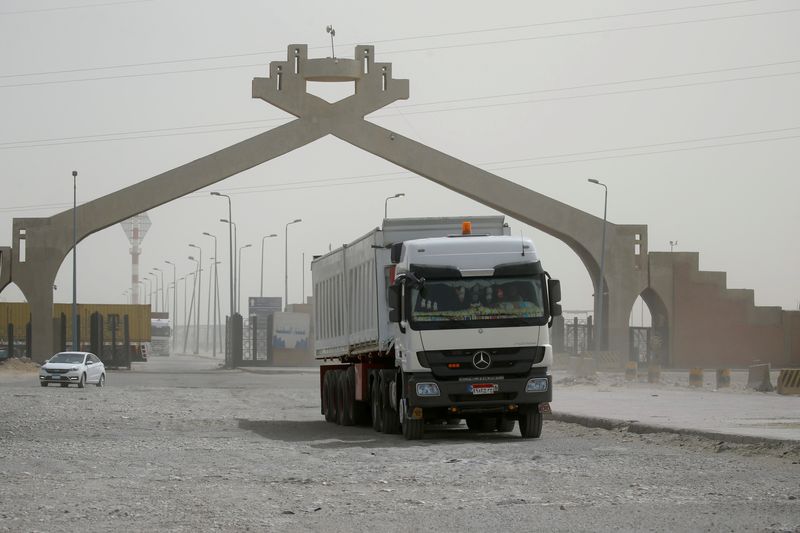 &copy; Reuters. شاحنة تدخل من البوابة الرئيسية لميناء العين السخنة متجهة نحو قناة السويس عام 2021. صورة من أرشيف رويترز 