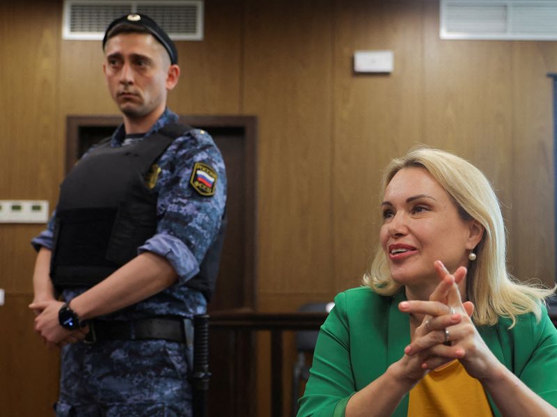 &copy; Reuters. L'ancienne journaliste de la télévision russe Marina Ovsiannikova a été assignée à résidence pendant deux mois, jeudi, dans le cadre d'une enquête sur des accusations de diffusion de fausses informations sur l'armée russe. /Photo prise le 28 juil