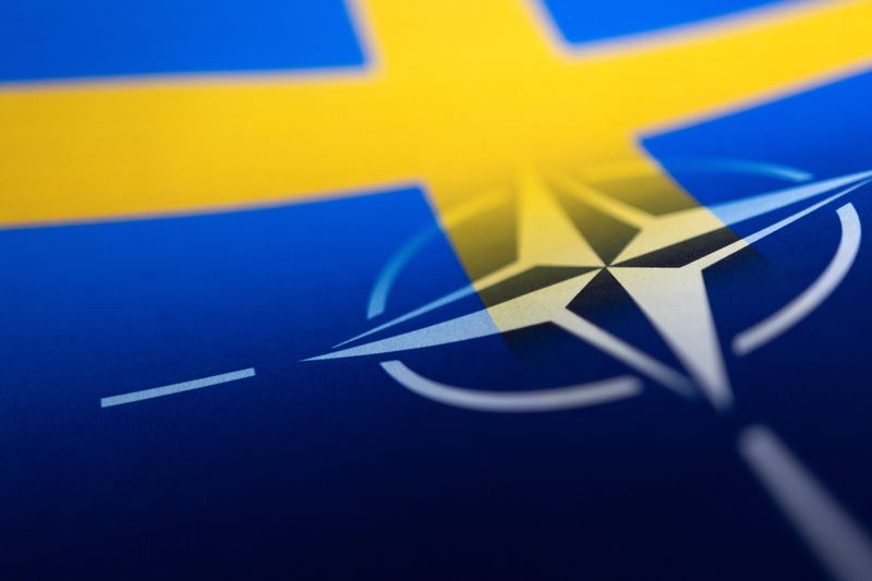 &copy; Reuters. علما السويد وحلف شمال الأطلسي في رسم توضيحي تم التقاطه في 13 أبريل نيسان 2022. تصوير: دادو روفيتش - رويترز