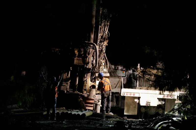 © Reuters. Workers participate in the rescue operation for miners trapped in a coal mine that collapsed in Sabinas, Coahuila state, Mexico August 11, 2022. REUTERS/Luis Cortes