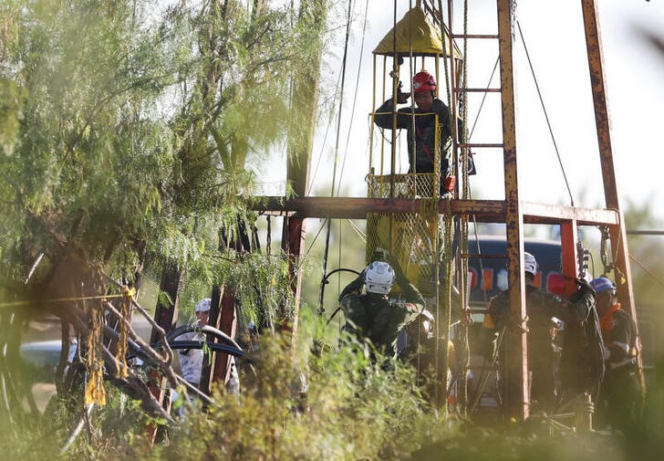 &copy; Reuters. Foto del jueves de personal de rescate participando en la operación de rescate de los mineros atrapados en una mina de carbón que se derrumbó en Sabinas, estado de Coahuila

Ago 11, 2022. REUTERS/Luis Cortes