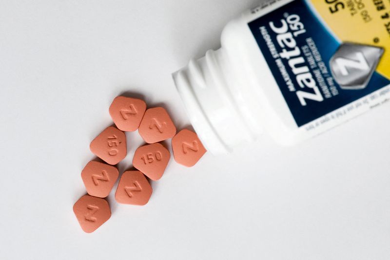 © Reuters. FILE PHOTO: Zantac heartburn pills are seen in this picture illustration taken October 1, 2019. REUTERS/Brendan McDermid/Illustration/File Photo