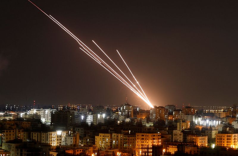 &copy; Reuters. صواريخ يجري إطلاقها من الحانب الفلسطيني في غزة صوب إسرائيل يوم السابع من أغسطس آب 2022. تصوير: محمد سالم - رويترز 