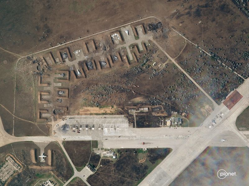 &copy; Reuters. صورة بالقمر الصناعي تظهر الدمار في قاعدة جوية روسية في القرم يوم الاربعاء. صورة من بلانيت لابز للأقمار الصناعية.