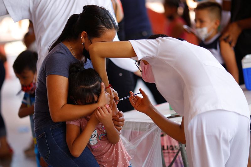 &copy; Reuters. FILE PHOTO: A girl receives a dose of the Pfizer-BioNTech coronavirus disease (COVID-19) pediatric vaccine during a mass vaccination program for children ages 6 to 7 in Ciudad Juarez, Mexico, August 9, 2022. REUTERS/Jose Luis Gonzalez