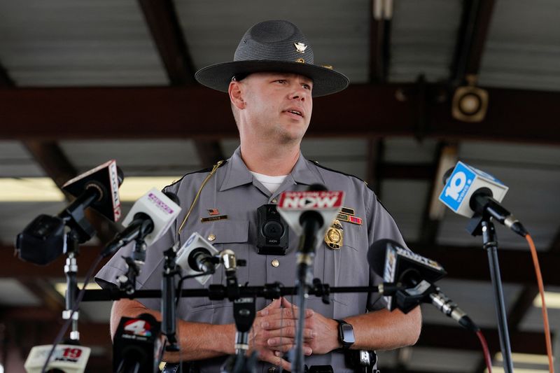© Reuters. Lt. Nathan Dennis of the Ohio Highway Patrol speaks with reporters about the attempted attack on the FBI building in Cincinnati, at a press staging area near Wilmington, Ohio, U.S., August 11, 2022.  REUTERS/Jeffrey Dean
