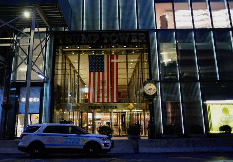 &copy; Reuters. A NYPD vehicle is parked outside Trump Tower after former U.S. President Donald Trump said that FBI agents raided his Mar-a-Lago Palm Beach home, in New York City, U.S., August 8, 2022. REUTERS/Eduardo Munoz