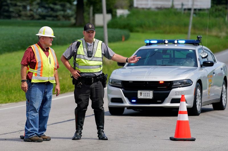 &copy; Reuters. أحد الجنود بولاية أوهايو يوجه حركة المرور بعد اغلاق طريق بعد تقارير عن محاولة مشتبه به مهاجمة مبنى مكتب التحقيقات الاتحادي في سينسيناتي بول