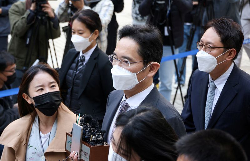 &copy; Reuters. 　８月１２日、韓国の尹錫悦大統領は、贈賄罪などで有罪判決を受けたサムスン電子の李在鎔副会長（写真中央）を特別赦免（恩赦）にすると発表した。写真はソウルで昨年１０月撮影（２