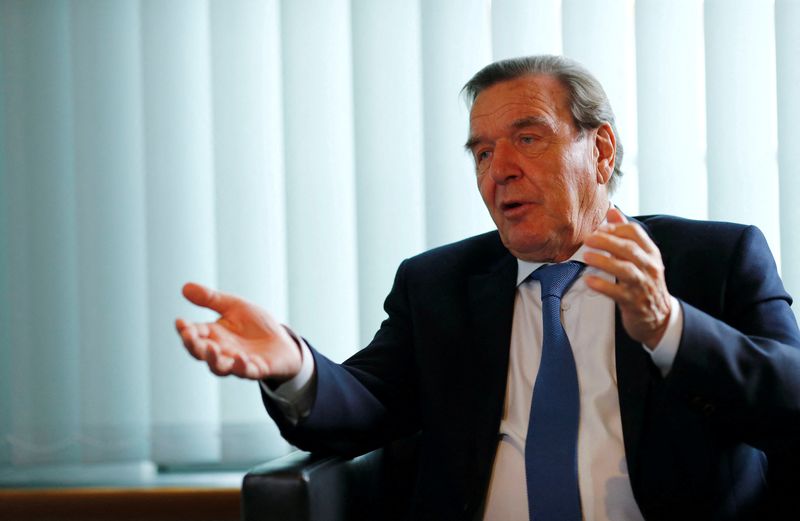 &copy; Reuters. FOTO DE ARCHIVO. El excanciller alemán Gerhard Schröder habla durante una entrevista con Reuters en su oficina en Berlín, Alemania. 15 de noviembre de 2018. REUTERS/Fabrizio Bensch
