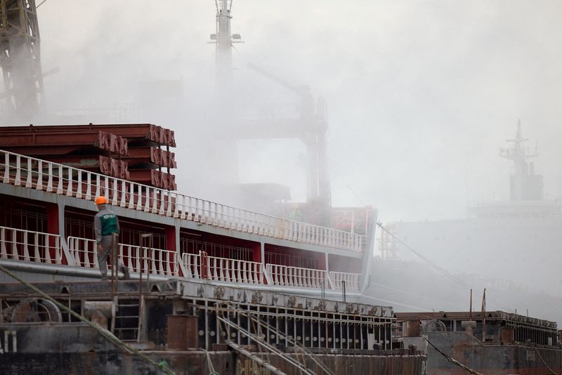 © Reuters. سفينة في ميناء كورنومورسك البحري بأوكرانيا يوم 29 من يوليو تموز 2022 قبل استئناف تصدير الحبوب. صورة لرويترز من مكتب الرئاسة الأوكرانية 