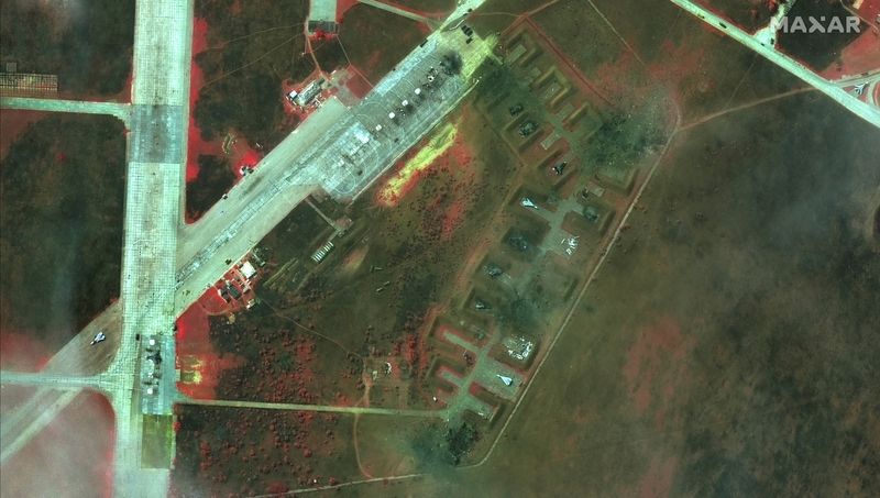 © Reuters. صورة بالأشعة تحت الحمراء تظهر قاعدة ساكي الجوية في شبه جزيرة القرم التي دمرت فيها طائرات على إثر هجوم. صورة لرويترز من ماكسار تكنولوجيز يحظر إعادة بيعها أو وضعها في أرشيف أو إخفاء الشعار