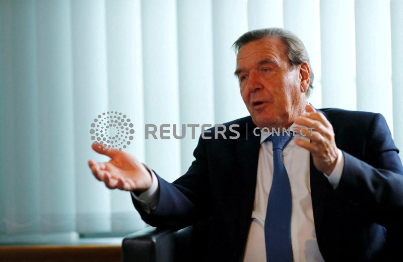 &copy; Reuters. L'ex cancelliere tedesco Gerhard Schroeder è ritratto durante un'intervista con Reuters nel suo ufficio a Berlino, Germania, 15 novembre 2018. Immagine scattata il 15 novembre 2018.   REUTERS/Fabrizio Bensch/File Photo