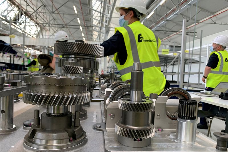 &copy; Reuters. FILE PHOTO: Stellantis employees work on the e-DCT electrified automatic vehicle transmission assembly line at the carmaker Stellantis factory in Metz, France, June 29, 2022. REUTERS/Gilles Guillaume/File Photo