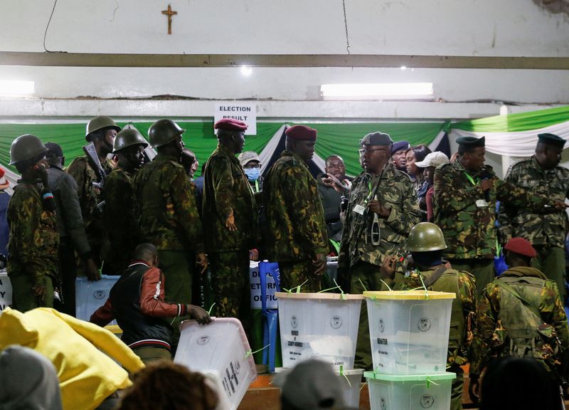 &copy; Reuters. Police officers secure the Independent Electoral and Boundaries Commission (IEBC) officials from rowdy agents after the general election, at the St. Teresa Girls Secondary School tallying centre near Mathare in Nairobi, Kenya August 11, 2022. REUTERS/Thom