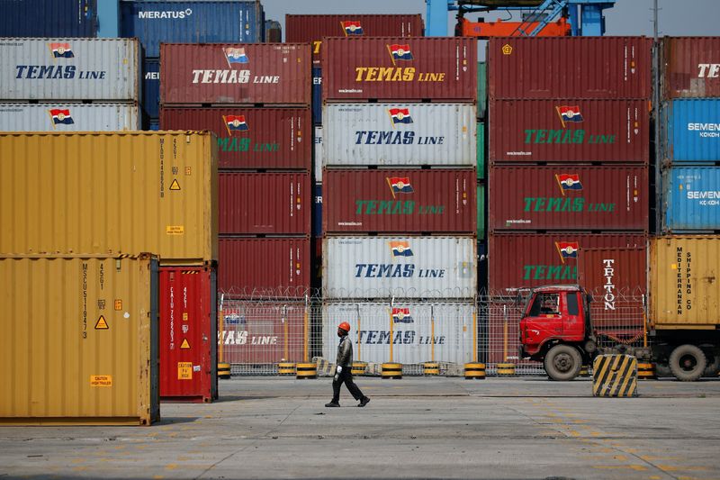 &copy; Reuters. FILE PHOTO: A worker passes stacks of containers at the IPC Containter Terminal of Tanjung Priok port in Jakarta, Indonesia, November 4, 2021. REUTERS/Willy Kurniawan