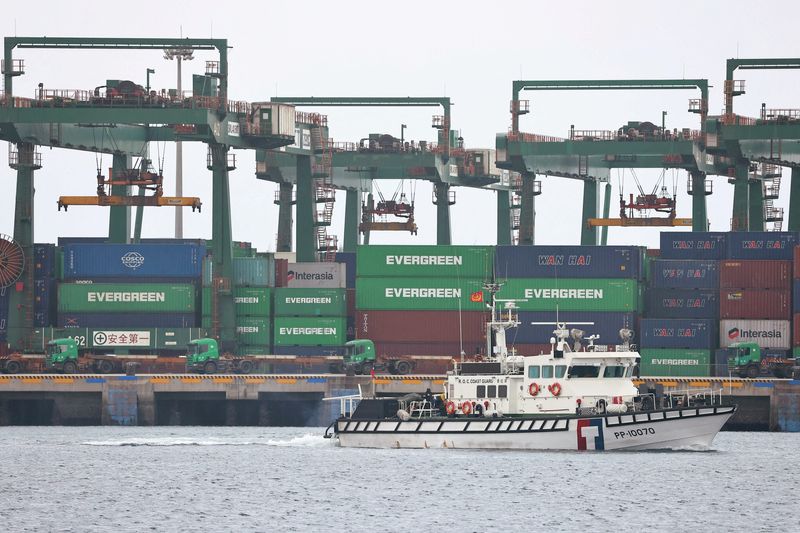 © Reuters. FILE PHOTO: A coast guard ship sails at the Port of Taipei in Taipei, Taiwan February 9, 2021. REUTERS/Ann Wang/File Photo