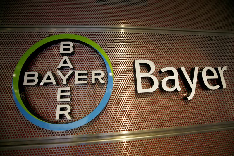 &copy; Reuters. FOTO DE ARCHIVO. El logo de Bayer AG aparece en la conferencia de prensa de los resultados anuales de la farmacéutica alemana en Leverkusen, Alemania. 27 de febrero de 2019. REUTERS/Wolfgang Rattay