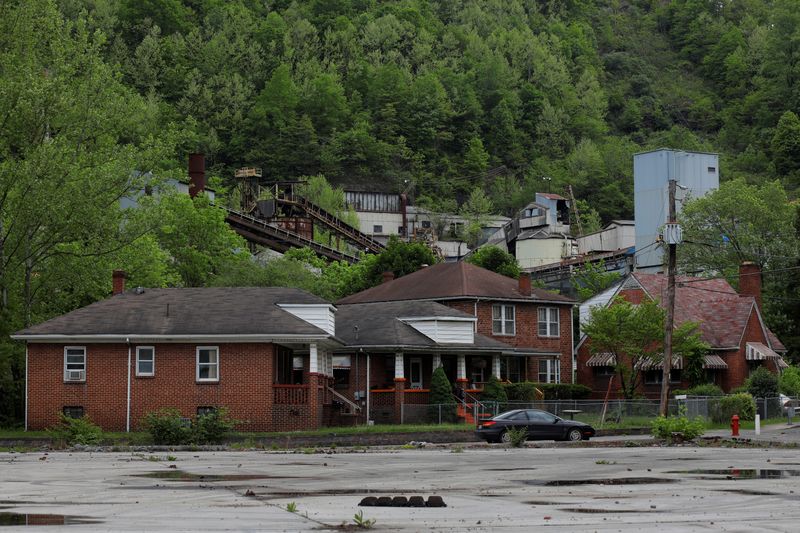 © Reuters. FILE PHOTO: Homes sit in front of an idled coal mine in Keystone, West Virginia, U.S., May 19, 2018.   Picture taken May 19, 2018.   REUTERS/Brian Snyder/File Photo