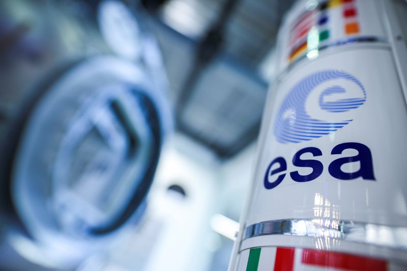&copy; Reuters. FOTO DE ARCHIVO. El logo del Centro Europeo de Astronautas de la ESA, en Colonia, Alemania. 11 de mayo de 2022. REUTERS/Thilo Schmuelgen